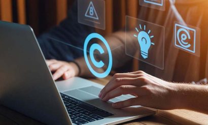 Un auteur sur son clavier d'ordinateur illustrant la protection juridique dans le domaine de l'autoédition.